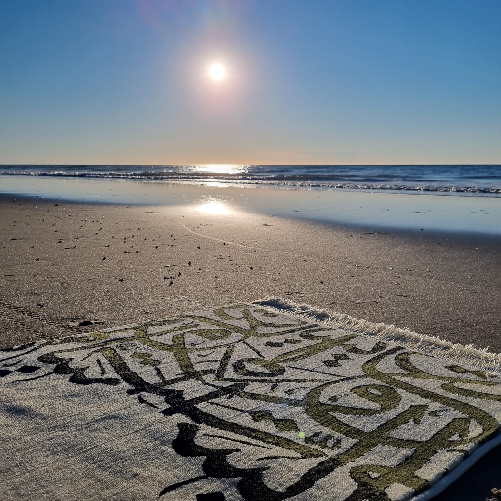 Burdaclothing Rug Arabic Calligraphy Prayer Rug (White)