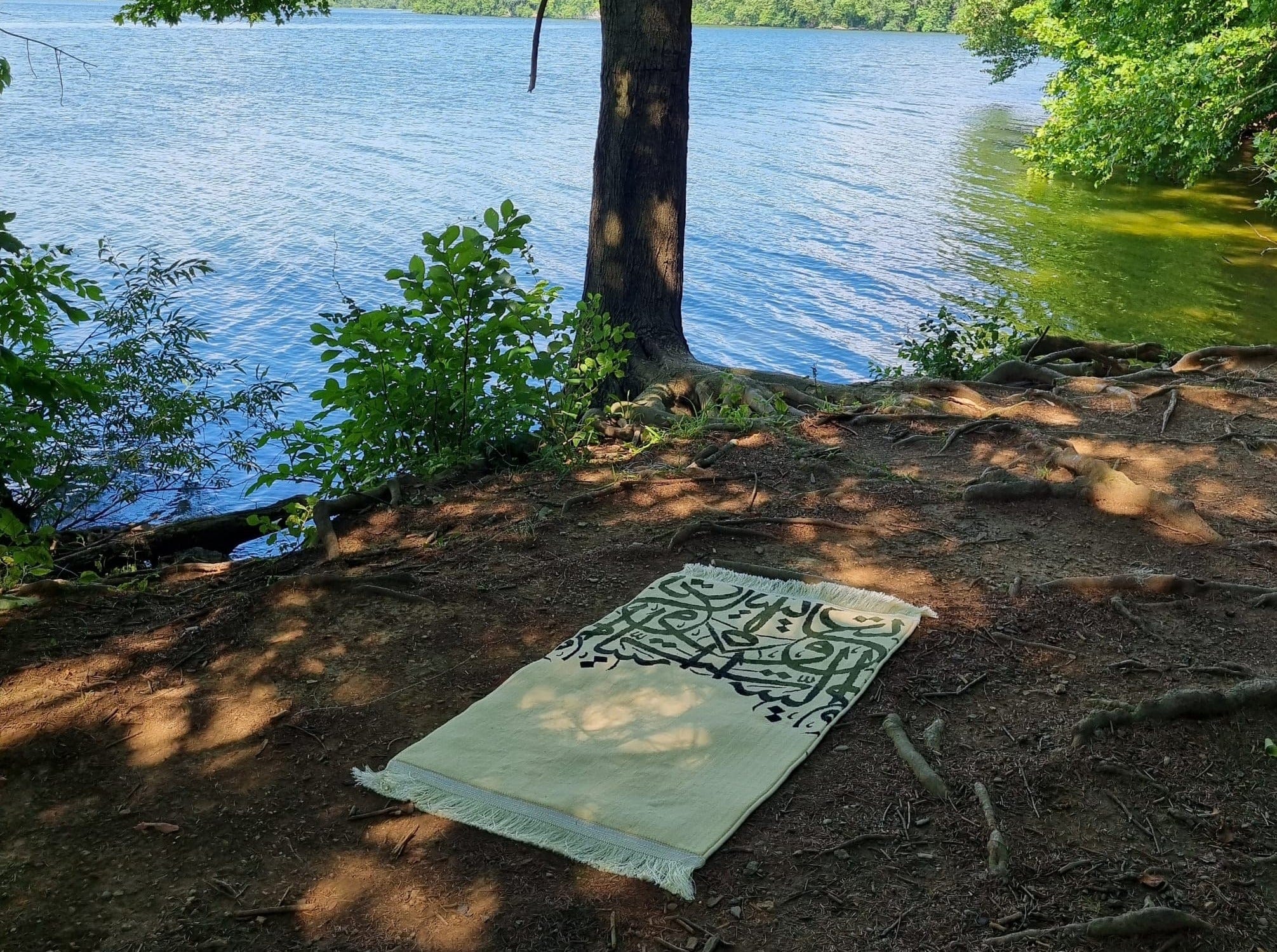 Burdaclothing Rug Arabic Calligraphy Prayer Rug (White)